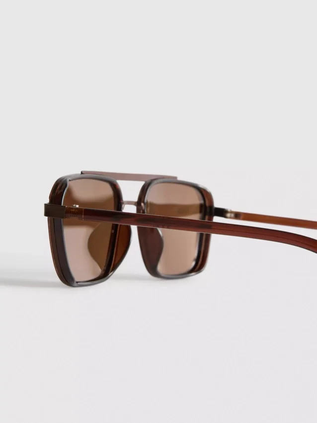 Sonnenbrille mit quadratischem Rahmen