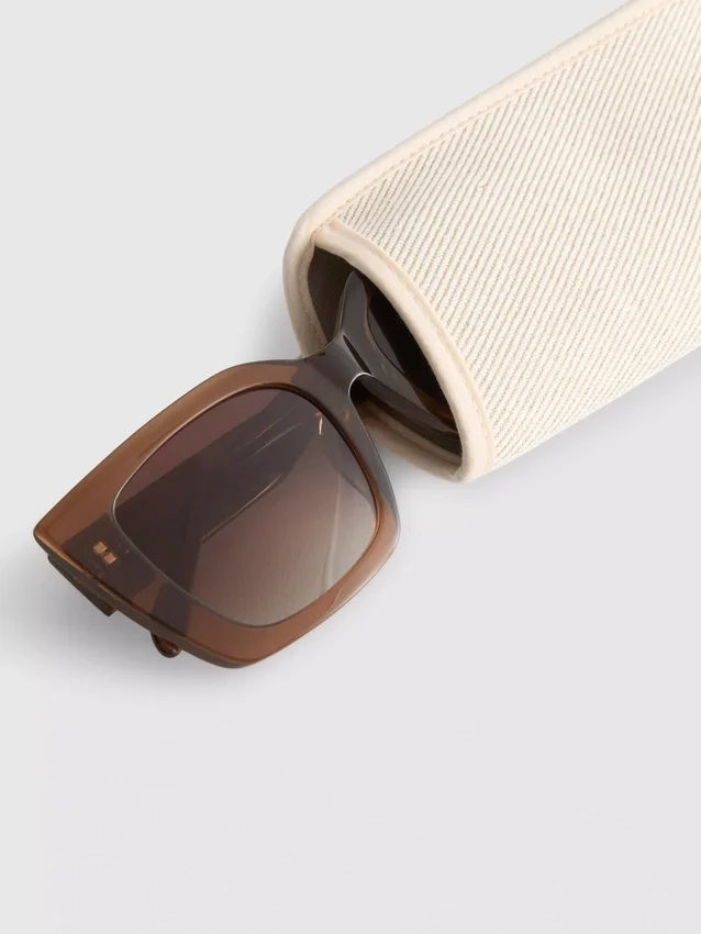 Sonnenbrille mit quadratischem Rahmen