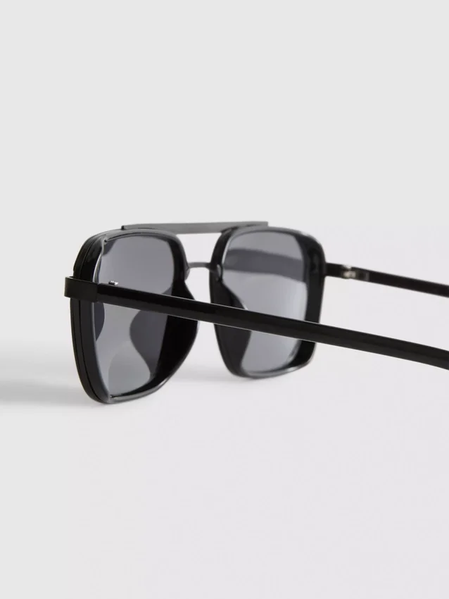 Sonnenbrille mit quadratischem Rahmen