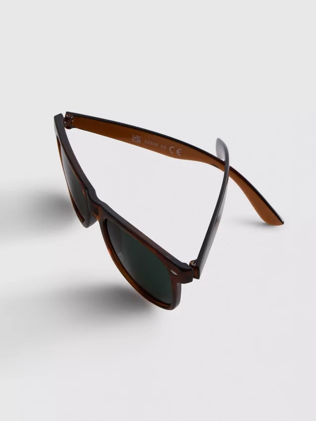 Sonnenbrille mit rechteckigem Rahmen