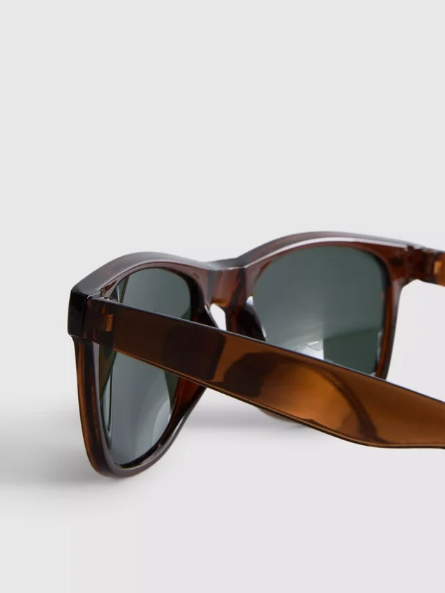 Sonnenbrille mit rechteckigem Rahmen