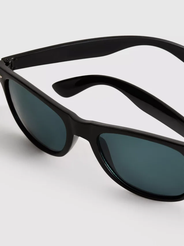 Sonnenbrille mit rechteckigem Rahmen