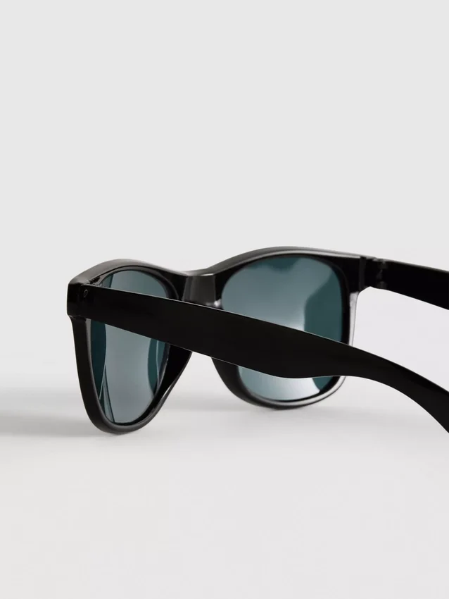 Sonnenbrille mit rechteckigem Rahmen
