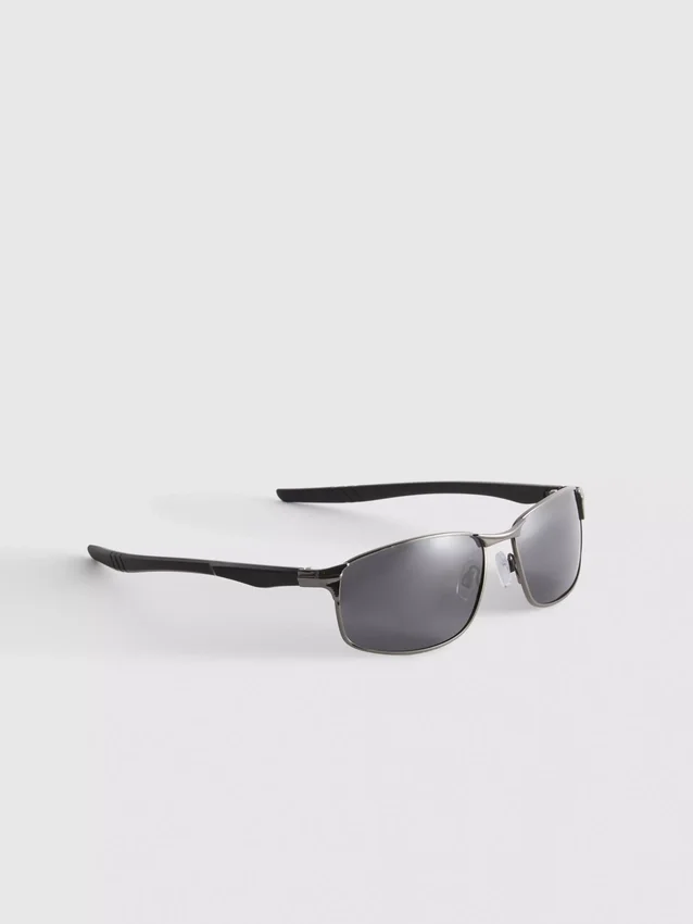 Sonnenbrille mit rechteckigem Rahmen und verspiegelten Gläsern