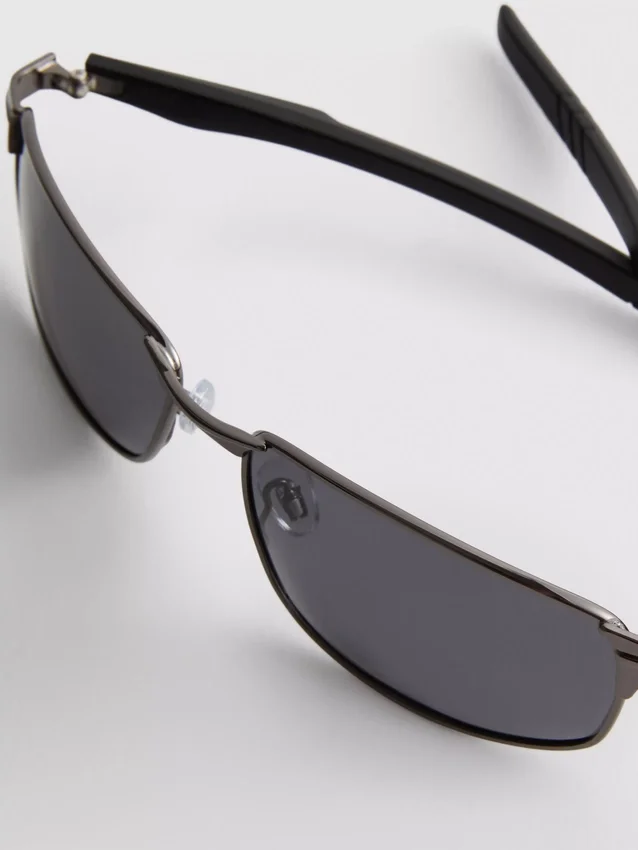Sonnenbrille mit rechteckigem Rahmen und verspiegelten Gläsern