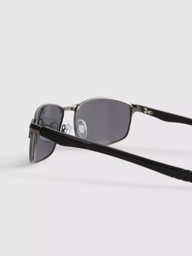 Sonnenbrille mit rechteckigem Rahmen und verspiegelten Gläsern