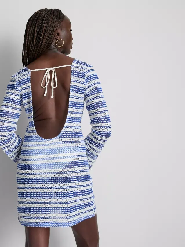 Strandkleid mit gehäkelten Streifen und O-Ringen