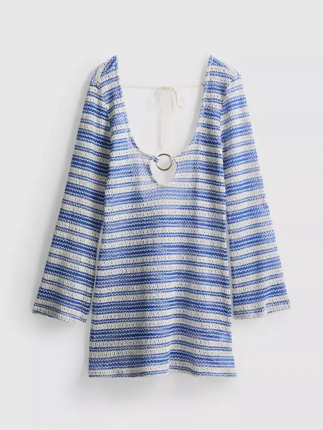 Strandkleid mit gehäkelten Streifen und O-Ringen
