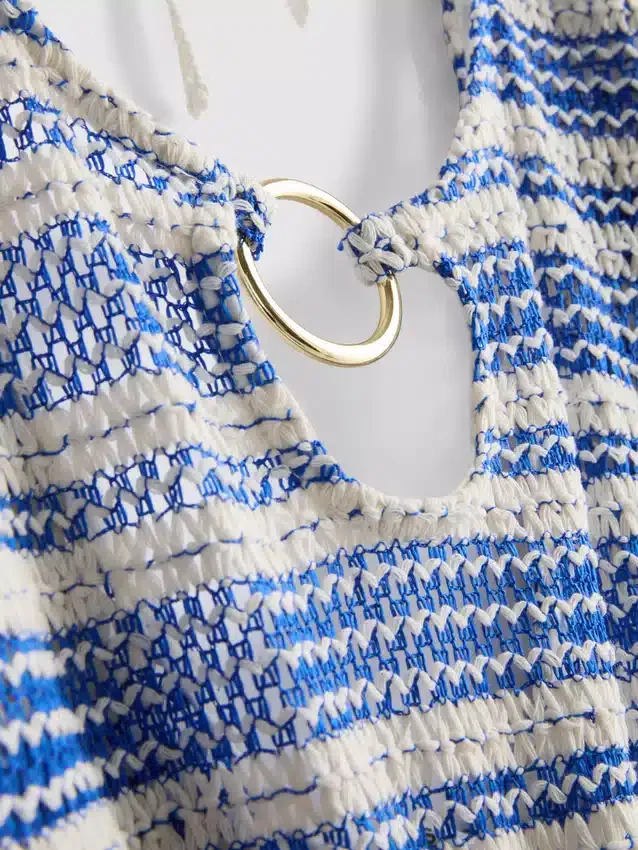 Strandkleid mit gehäkelten Streifen und O-Ringen