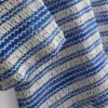 Strandkleid mit gehäkelten Streifen und O-Ringen
