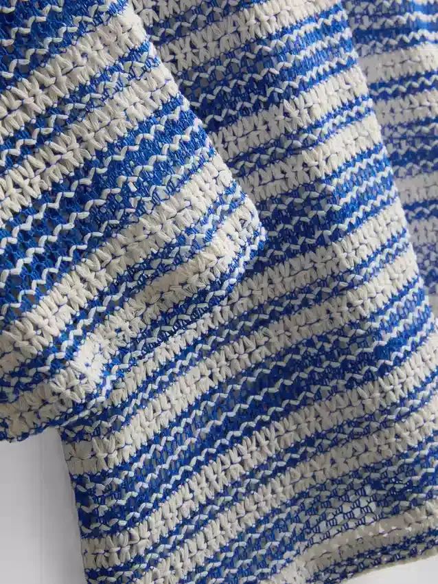 Strandkleid mit gehäkelten Streifen und O-Ringen