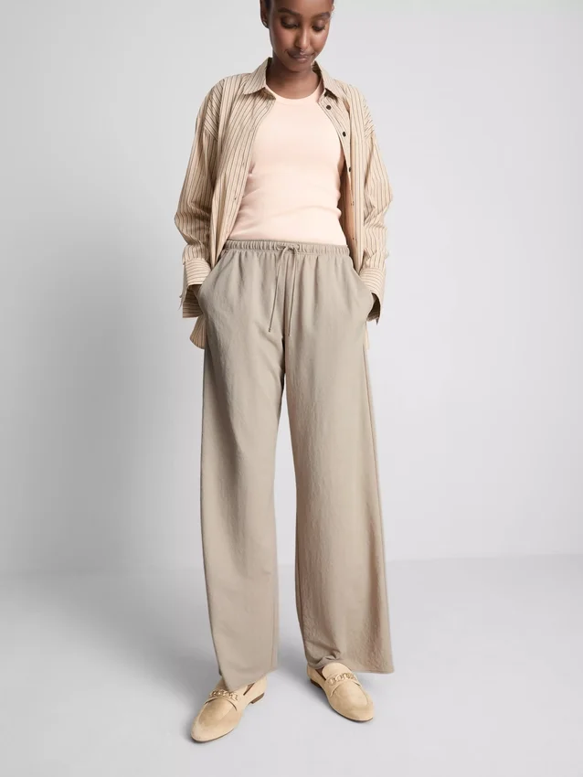 Strukturierte Hose mit weitem Bein