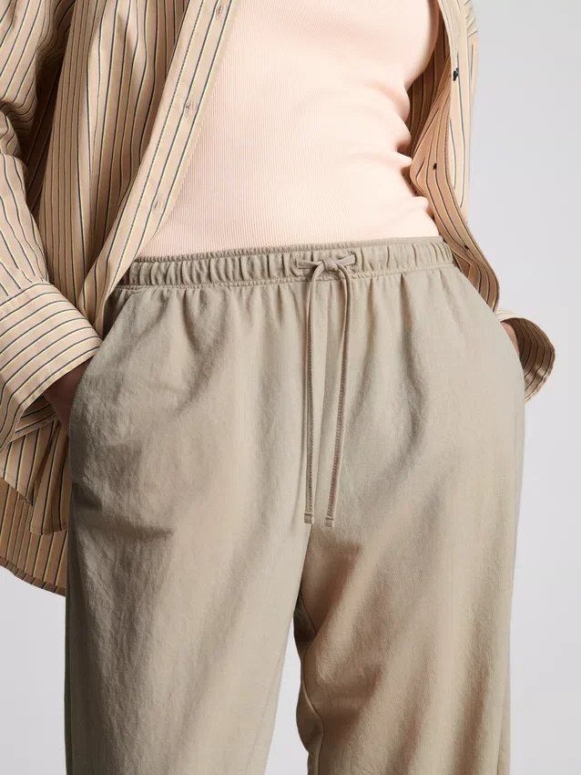 Strukturierte Hose mit weitem Bein