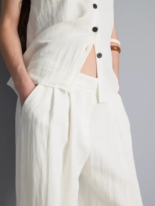 Strukturierte Hose mit weitem Bein