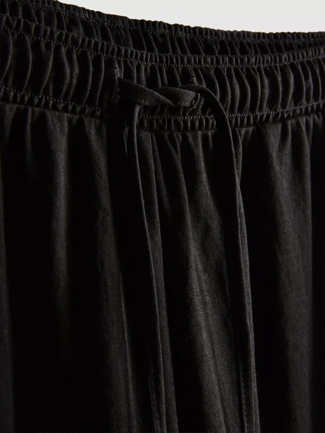 Strukturierte Hose mit weitem Bein