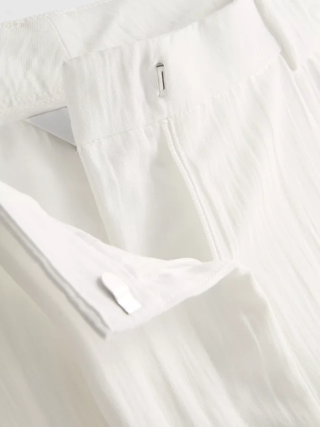 Strukturierte Hose mit weitem Bein