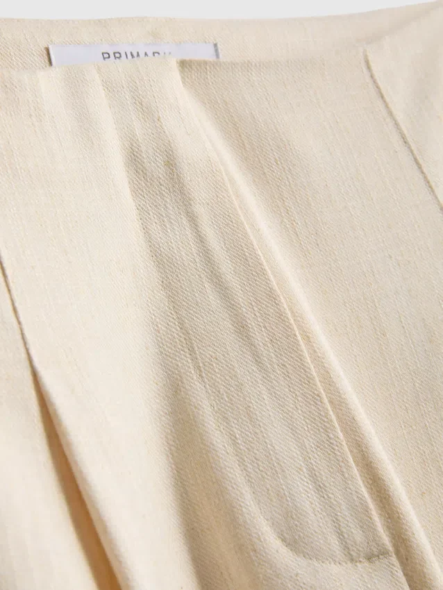 Strukturierte, plissierte Hose mit weitem Bein
