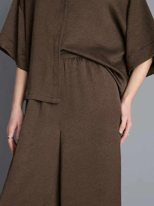 Strukturierte Satin-Hose mit geradem Bein