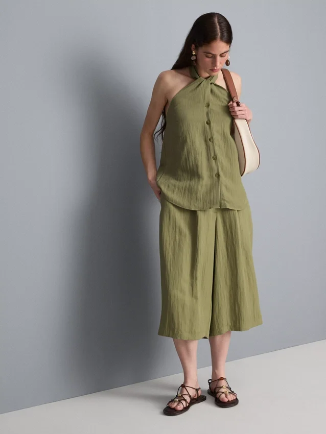 Strukturiertes Halterneck-Top mit Knopfleiste