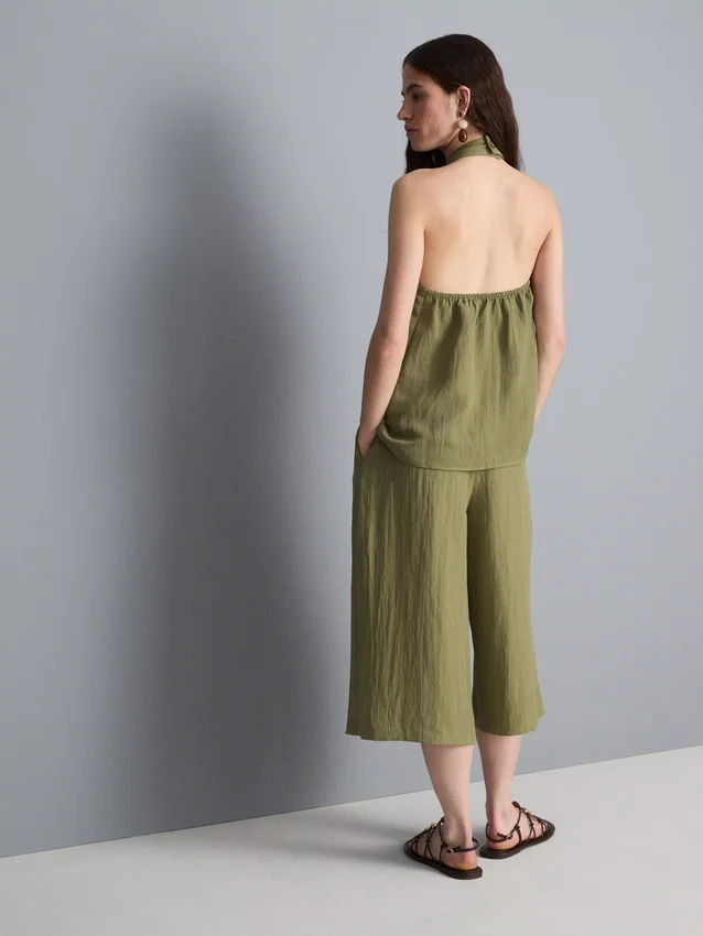 Strukturiertes Halterneck-Top mit Knopfleiste