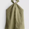 Strukturiertes Halterneck-Top mit Knopfleiste