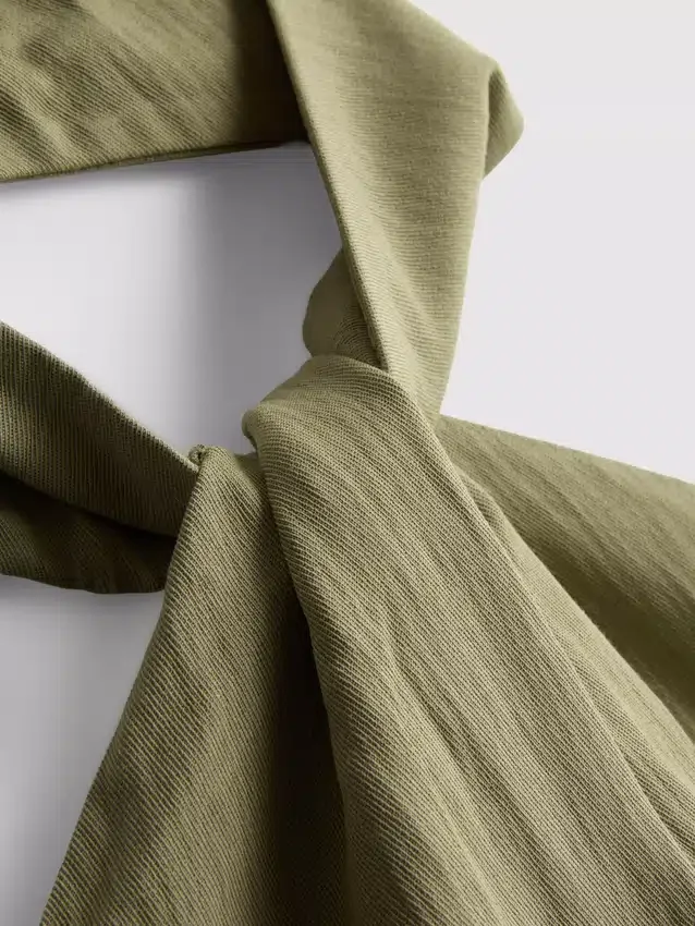 Strukturiertes Halterneck-Top mit Knopfleiste