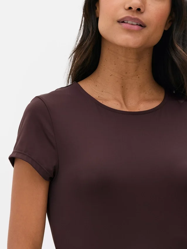 T-Shirt mit Rundhalsausschnitt, das wie eine zweite Haut sitzt
