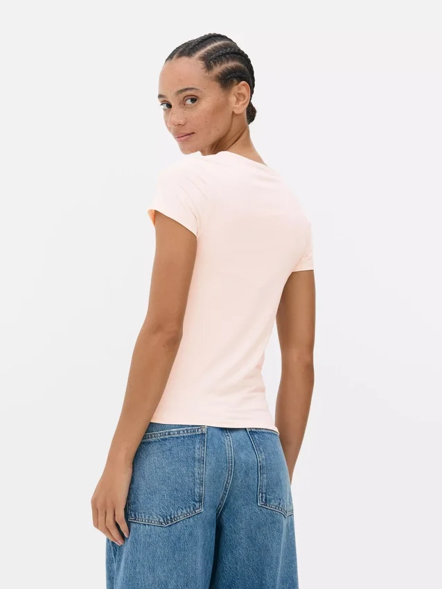 T-Shirt mit Rundhalsausschnitt, das wie eine zweite Haut sitzt