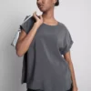 T-Shirt mit Rundhalsausschnitt und gerollten Ärmeln
