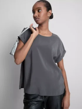 T-Shirt mit Rundhalsausschnitt und gerollten Ärmeln