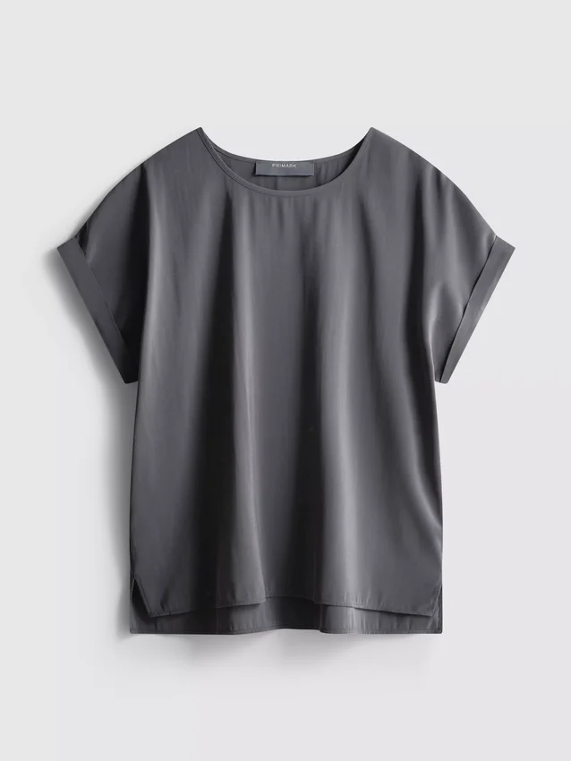 T-Shirt mit Rundhalsausschnitt und gerollten Ärmeln