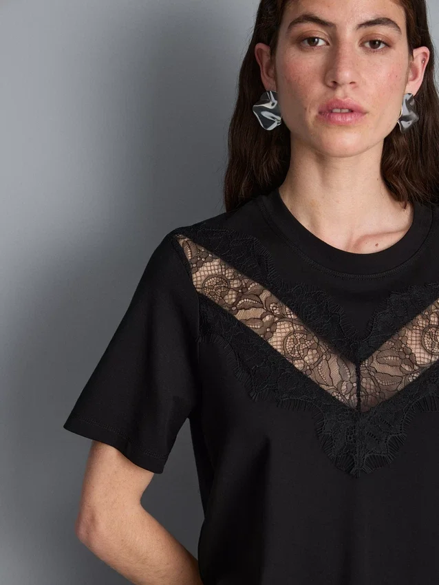 T-Shirt mit Spitzeneinsatz