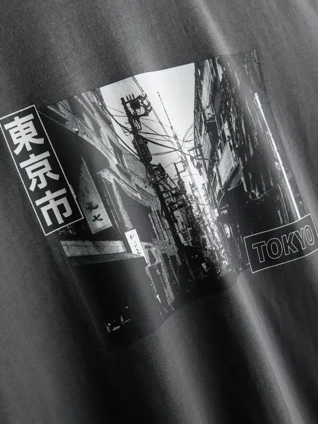 T-Shirt mit Tokyo-Street-Grafik
