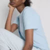 T-Shirt und Schlafanzug mit gestreiftem Unterteil