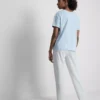 T-Shirt und Schlafanzug mit gestreiftem Unterteil
