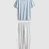 T-Shirt und Schlafanzug mit gestreiftem Unterteil