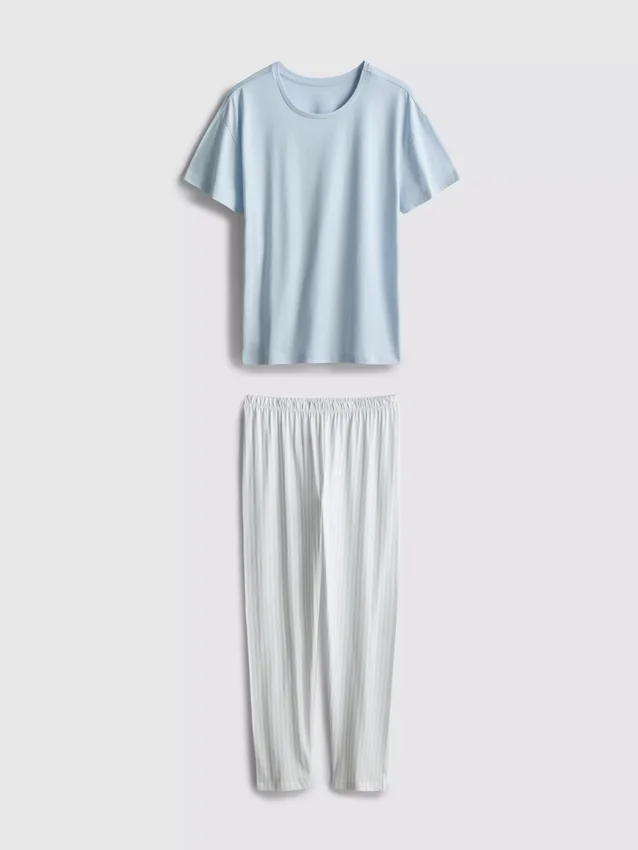 T-Shirt und Schlafanzug mit gestreiftem Unterteil
