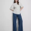 The Edit-T-Shirt mit Rüschen und asymmetrischem Schnitt