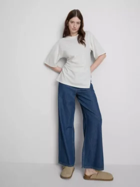 The Edit-T-Shirt mit Rüschen und asymmetrischem Schnitt