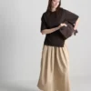 The Edit-T-Shirt mit Rüschen und asymmetrischem Schnitt