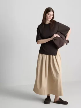 The Edit-T-Shirt mit Rüschen und asymmetrischem Schnitt