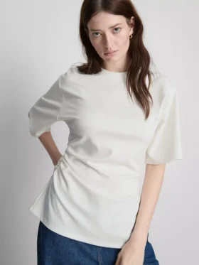 The Edit-T-Shirt mit Rüschen und asymmetrischem Schnitt