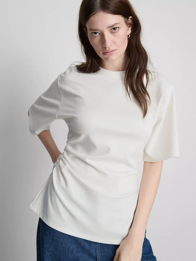 The Edit-T-Shirt mit Rüschen und asymmetrischem Schnitt