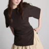 The Edit-T-Shirt mit Rüschen und asymmetrischem Schnitt