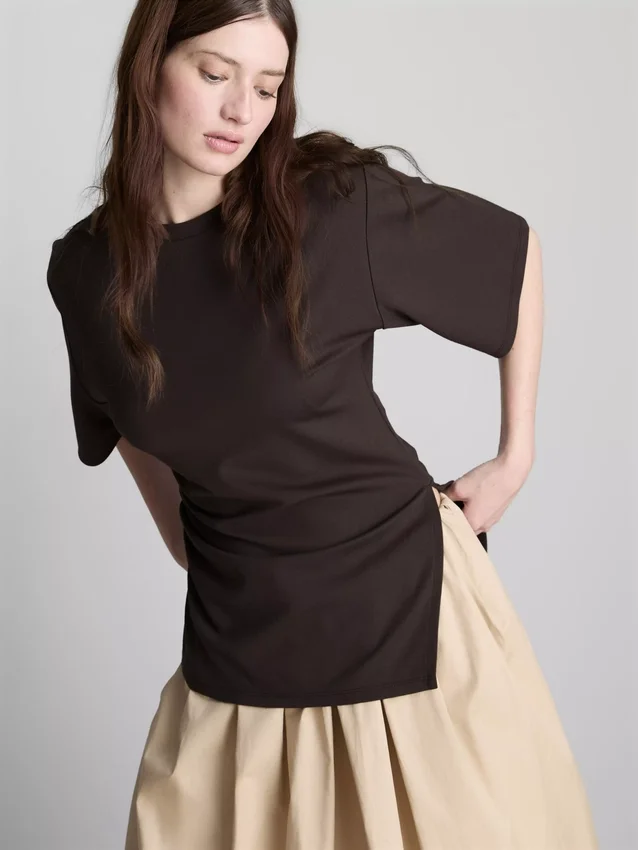 The Edit-T-Shirt mit Rüschen und asymmetrischem Schnitt