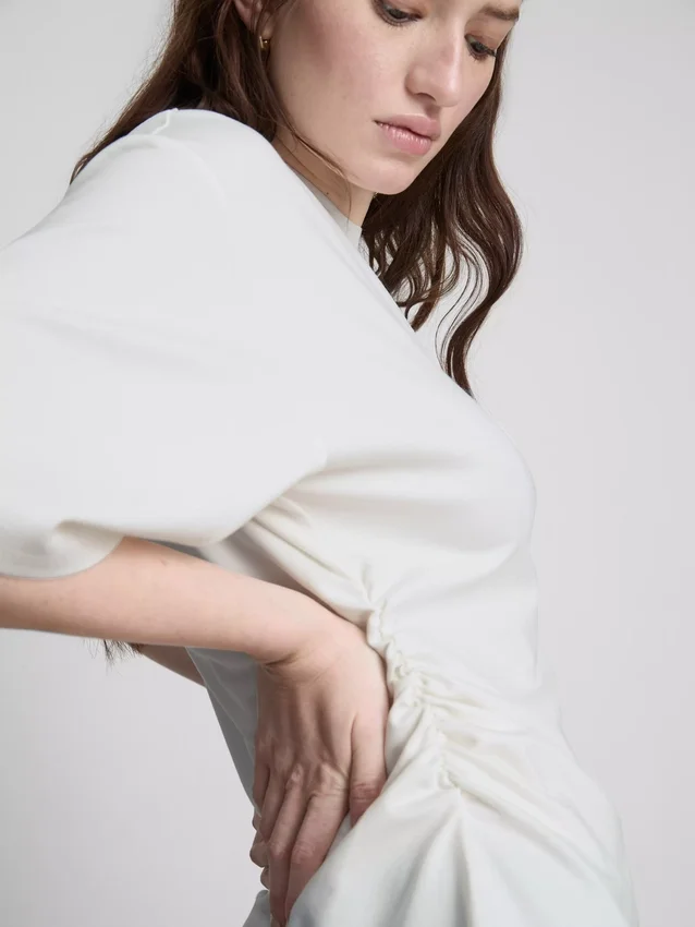 The Edit-T-Shirt mit Rüschen und asymmetrischem Schnitt