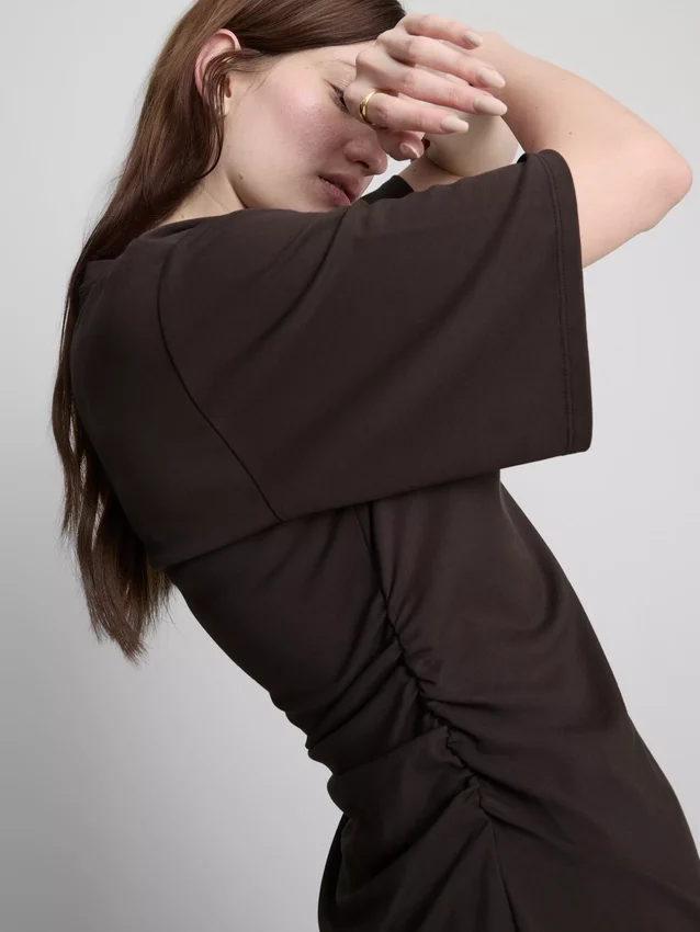 The Edit-T-Shirt mit Rüschen und asymmetrischem Schnitt