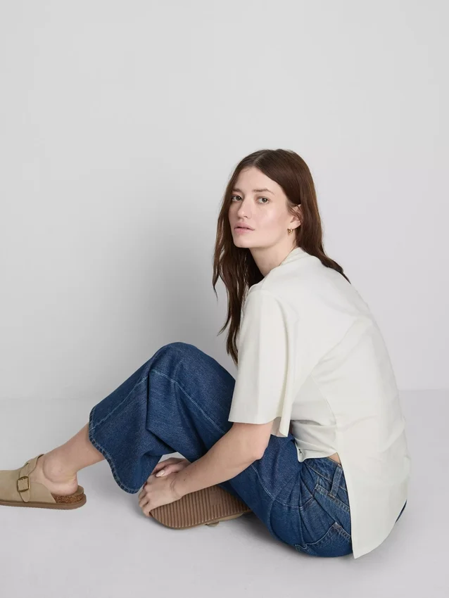 The Edit-T-Shirt mit Rüschen und asymmetrischem Schnitt