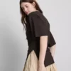 The Edit-T-Shirt mit Rüschen und asymmetrischem Schnitt