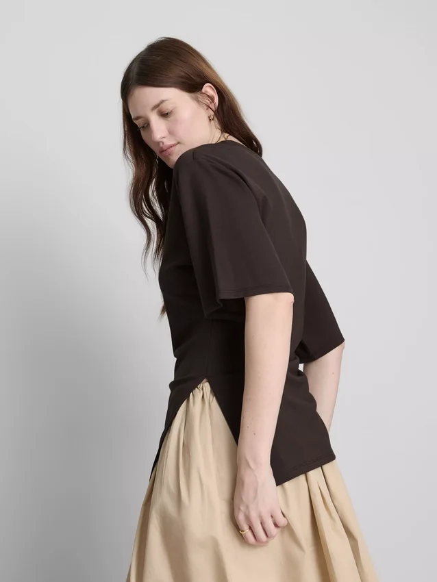 The Edit-T-Shirt mit Rüschen und asymmetrischem Schnitt